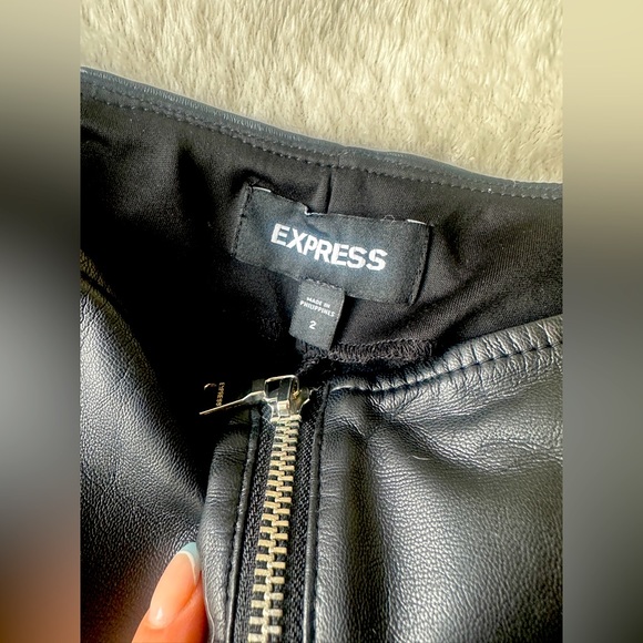 Black leather skirt with silver zipper - Picture 4 of 5